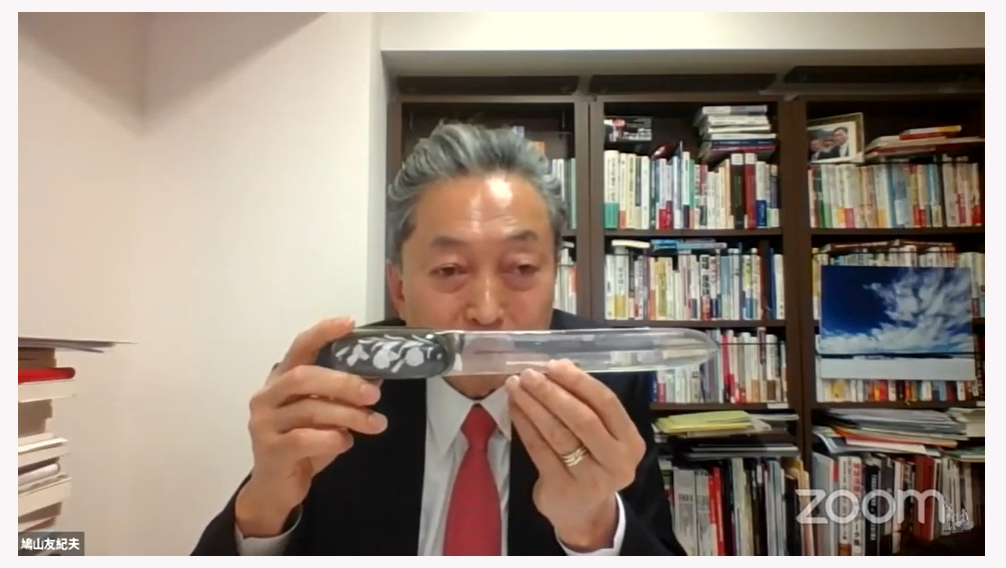 会议期间，鸠山由纪夫展示了一把“特殊”的裁纸刀