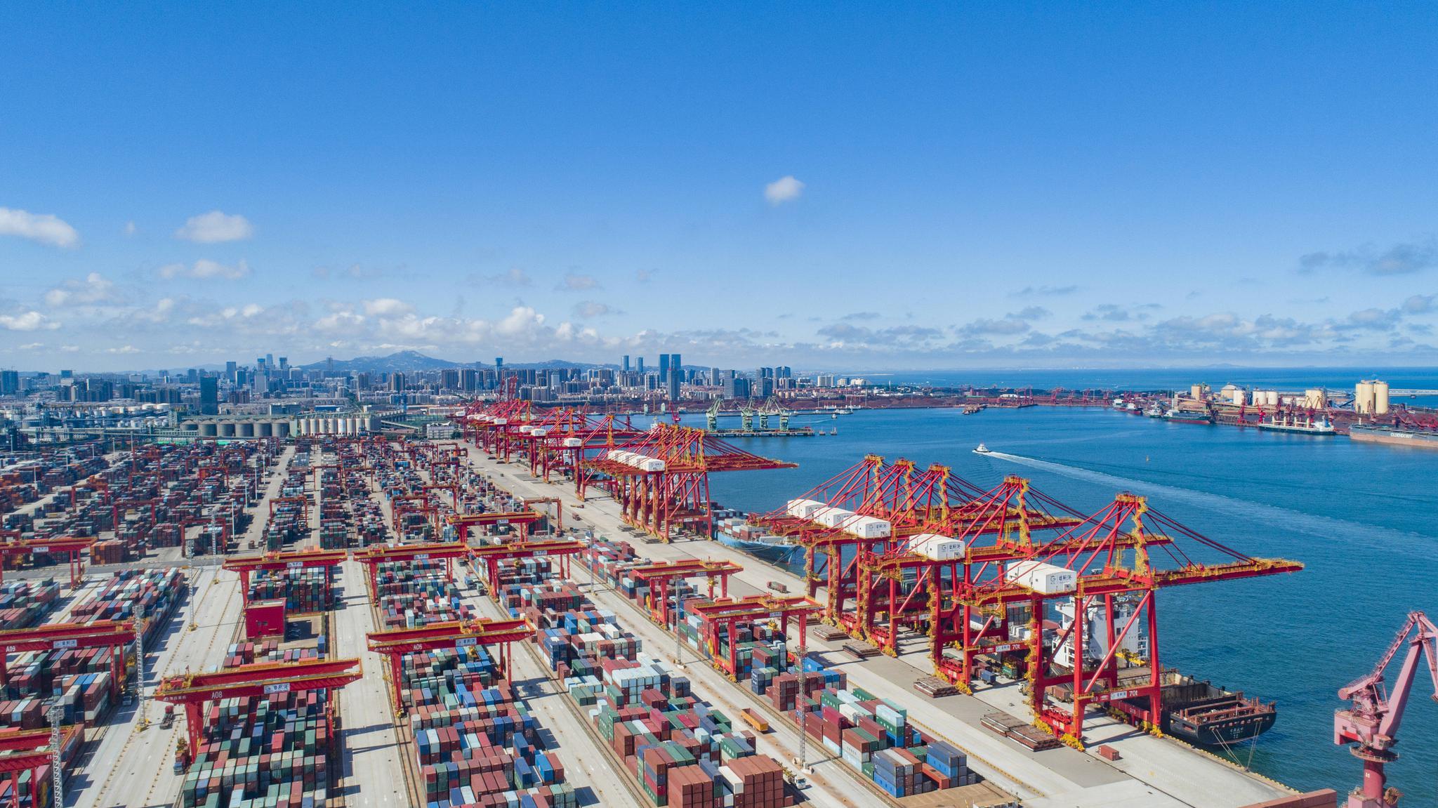 山东港口日照港亲民全自动集装箱码头现雏形