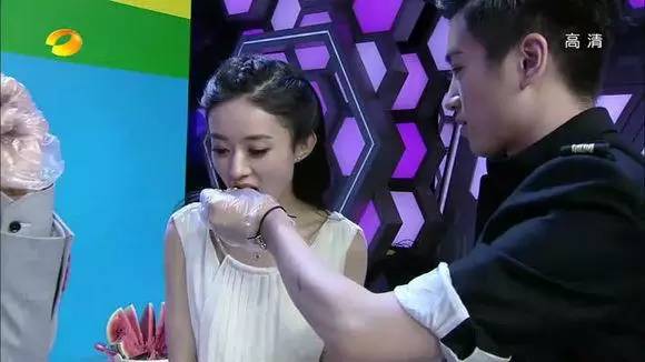 还有各种上节目"亲手喂食物",零点送祝福,点名参加冰桶挑战什么的