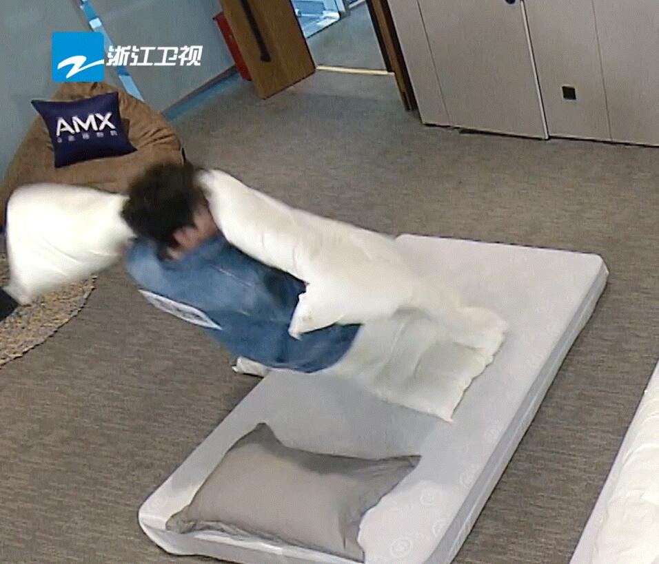 钻被窝有功夫!蔡徐坤1秒光速滑进被窝归位,网友看傻眼