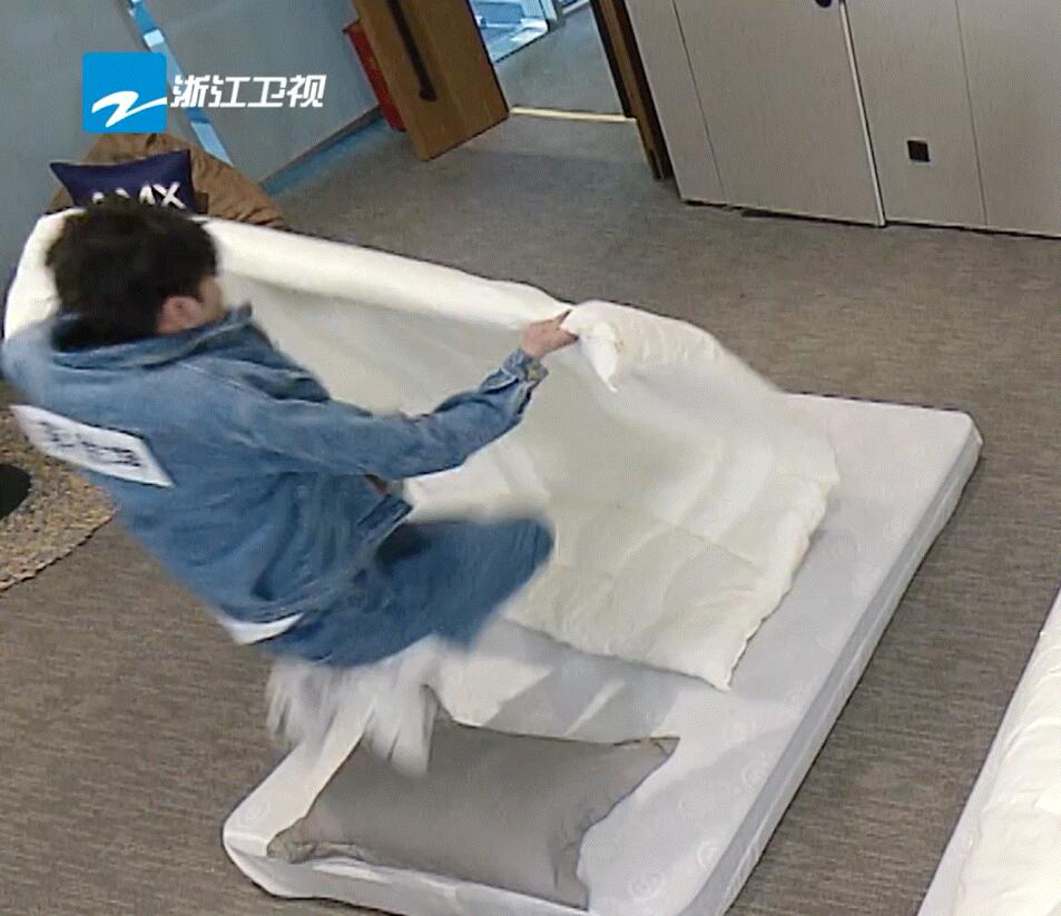 钻被窝有功夫!蔡徐坤1秒光速滑进被窝归位,网友看傻眼