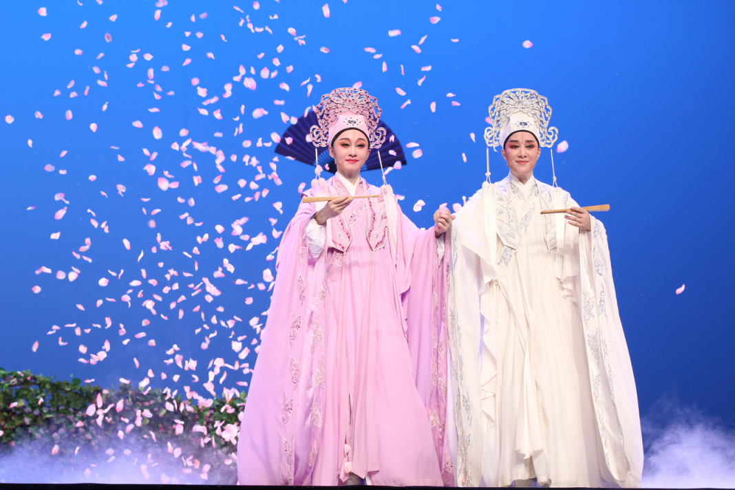 西湖边的这场越剧 为何吸引众多年轻人疯狂打call?