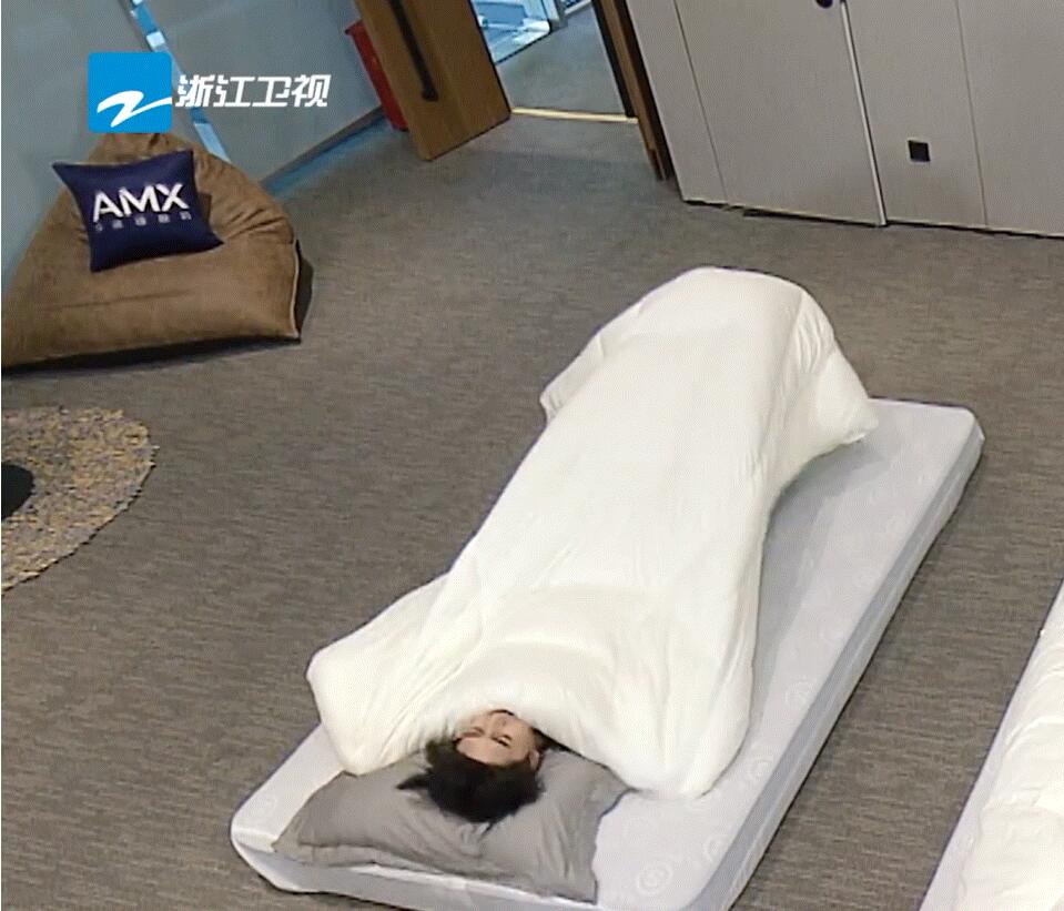 钻被窝有功夫!蔡徐坤1秒光速滑进被窝归位,网友看傻眼