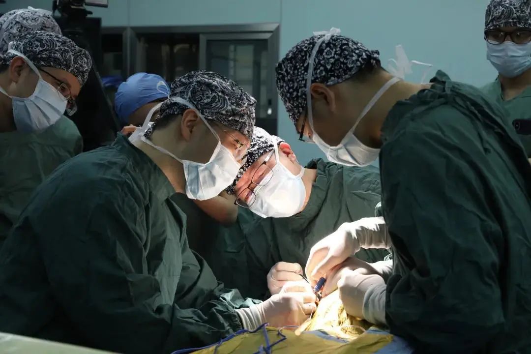 张建民教授（中）和朱君明教授（左）团队顺利完成我国首例闭环神经刺激器（Epilcure™）植入手术