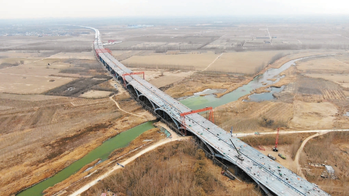 赵波 摄本月初,京雄高速公路河北段全线共计20个etc门架全部吊装完成