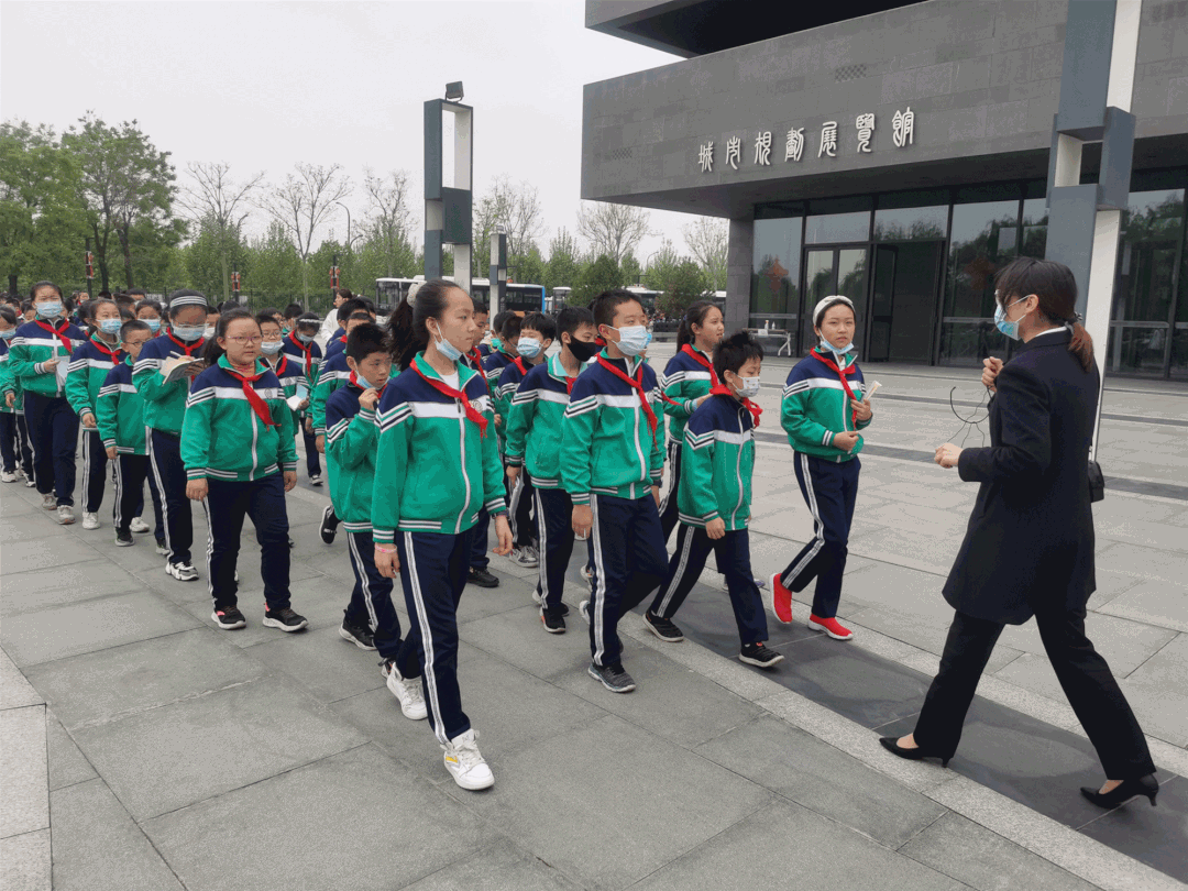 研学活动持续中咸阳实验学校450余名学生参观市民文化中心