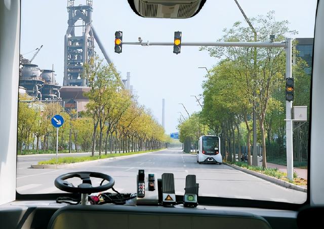 "五一"假期,首钢园内无人驾驶的小巴士和出租车将开放体验.赵昂 摄