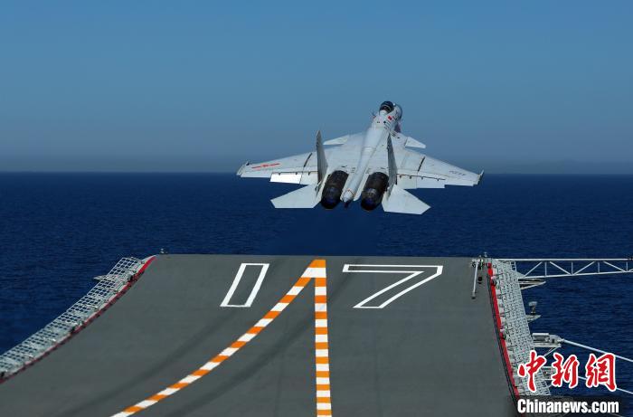 歼-15舰载战斗机从山东舰起飞. 李刚 摄