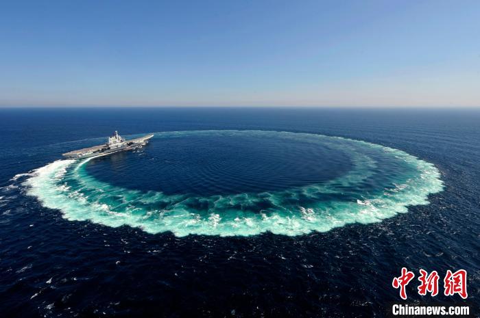 山东舰进行大舵角试验. 李刚 摄