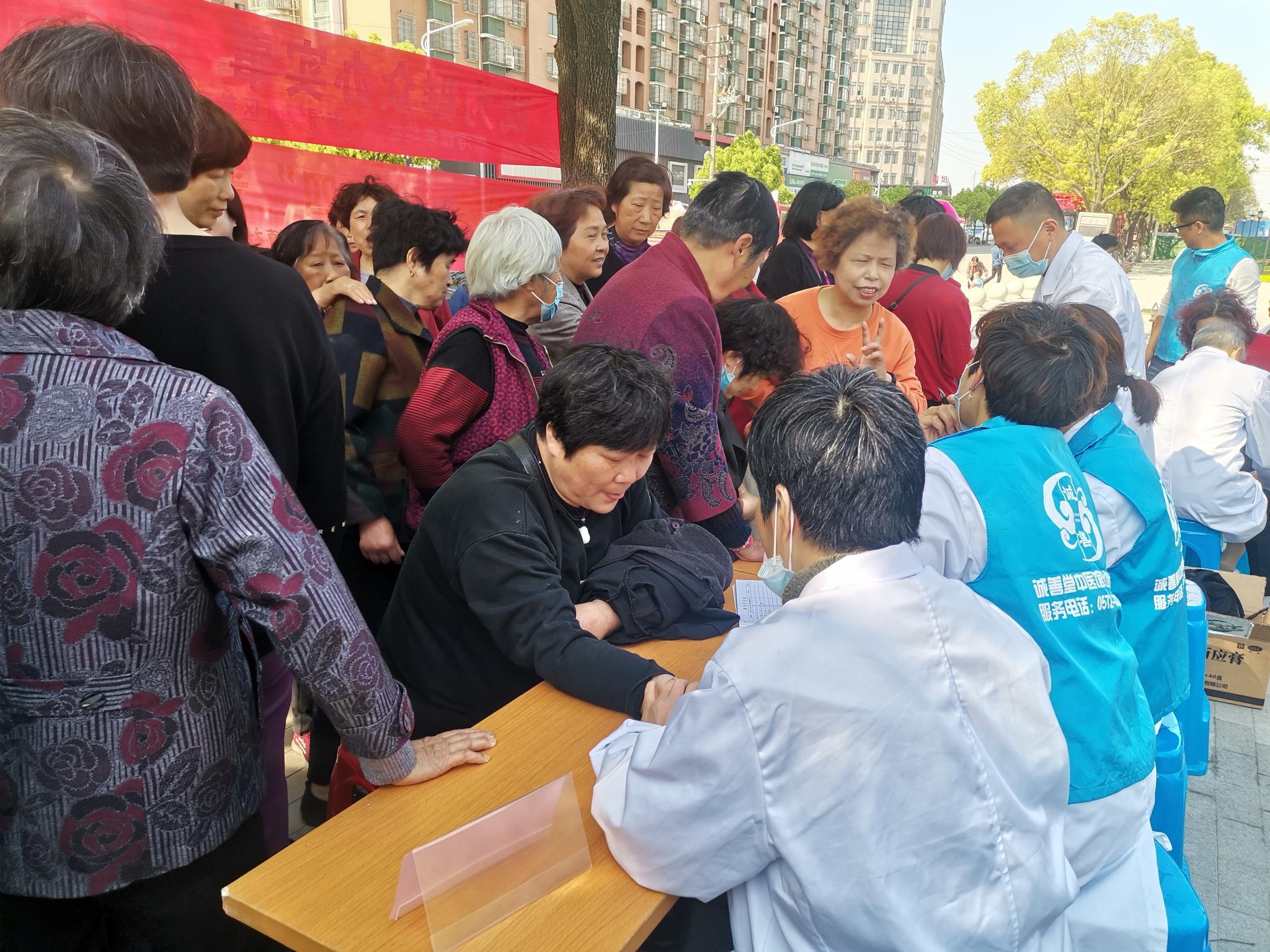 南浔镇举办“我为群众办实事 便民服务暖民心”活动
