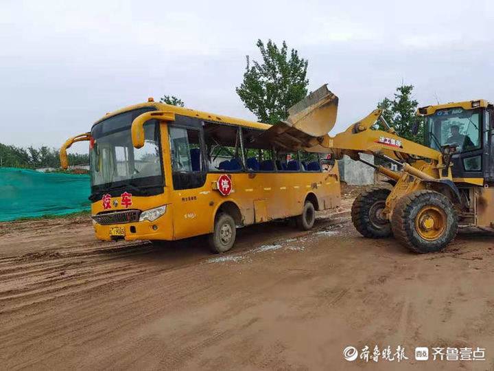 校车未通过年检还有多处故障!莘县交警现场监督报废拆解