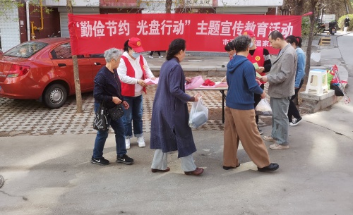 市商务局开展勤俭节约光盘行动宣传活动