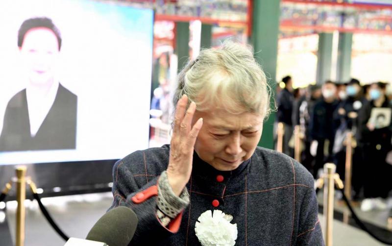 现场i芳华远去千余人送别杜近芳