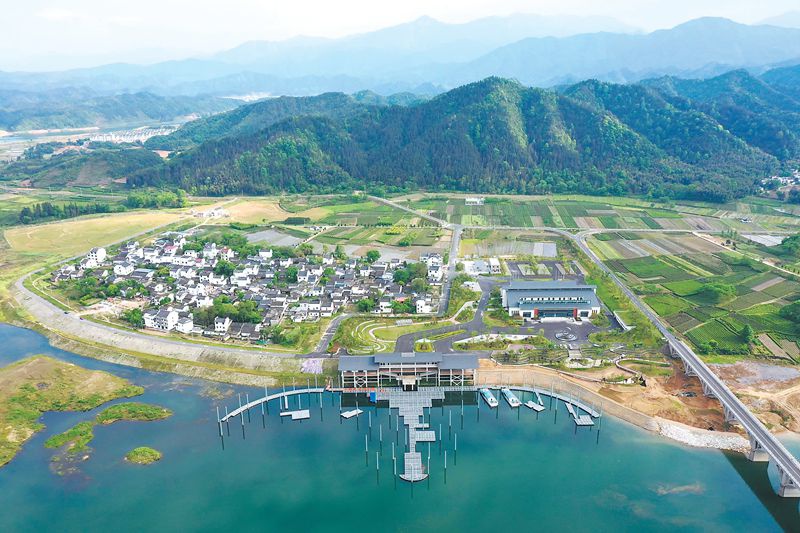 4月21日航拍的休宁县月潭湖旅游区游客码头.