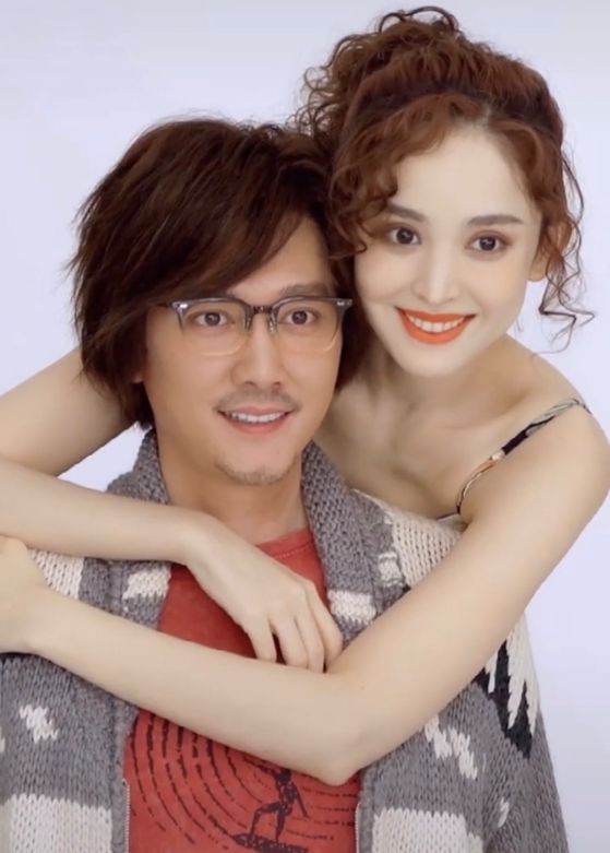 结了婚就是不一样!冯绍峰被古力娜扎双手绕颈,身子板正表情发僵