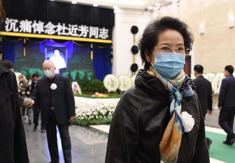 现场i芳华远去千余人送别杜近芳