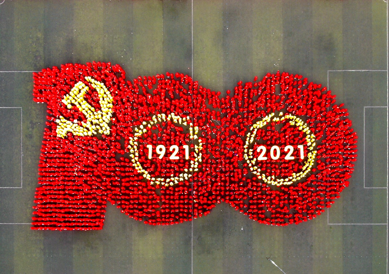 全体龙塔学子变换队形,在操场上拼出党旗和100周年标志