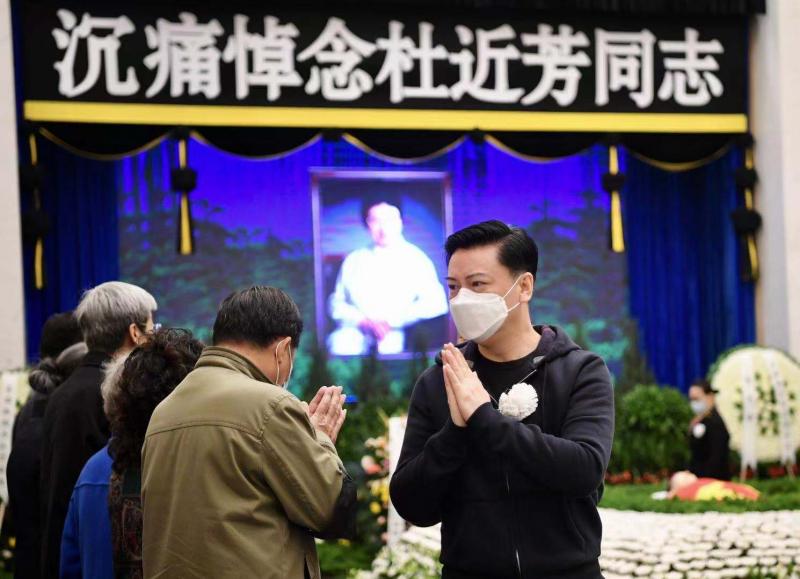 现场i芳华远去千余人送别杜近芳