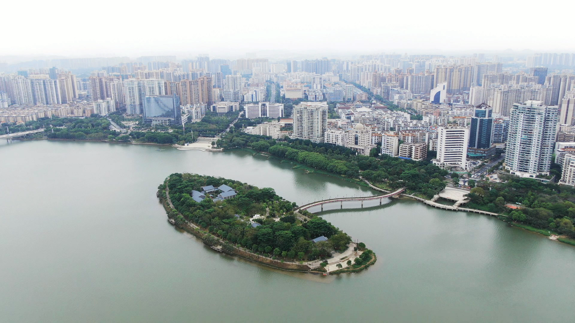 在广东省清远市的城中央,这个江心岛绿树成荫,湖光苍翠,有一间城市