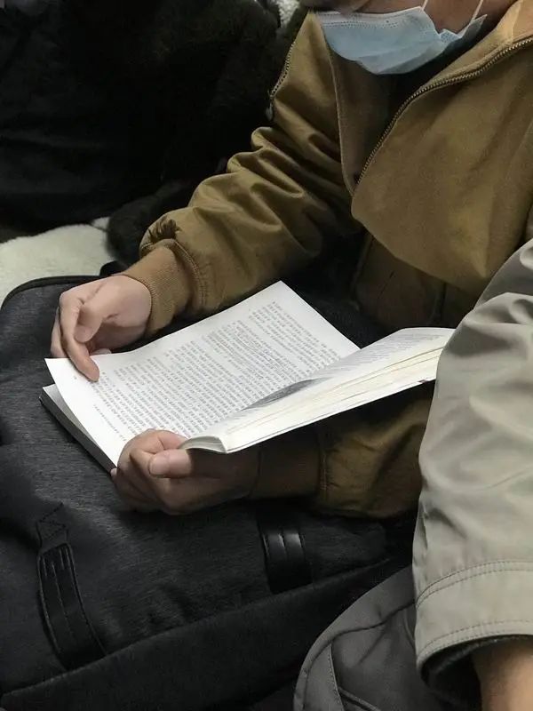 夜读地铁上看书的人我向你们致敬
