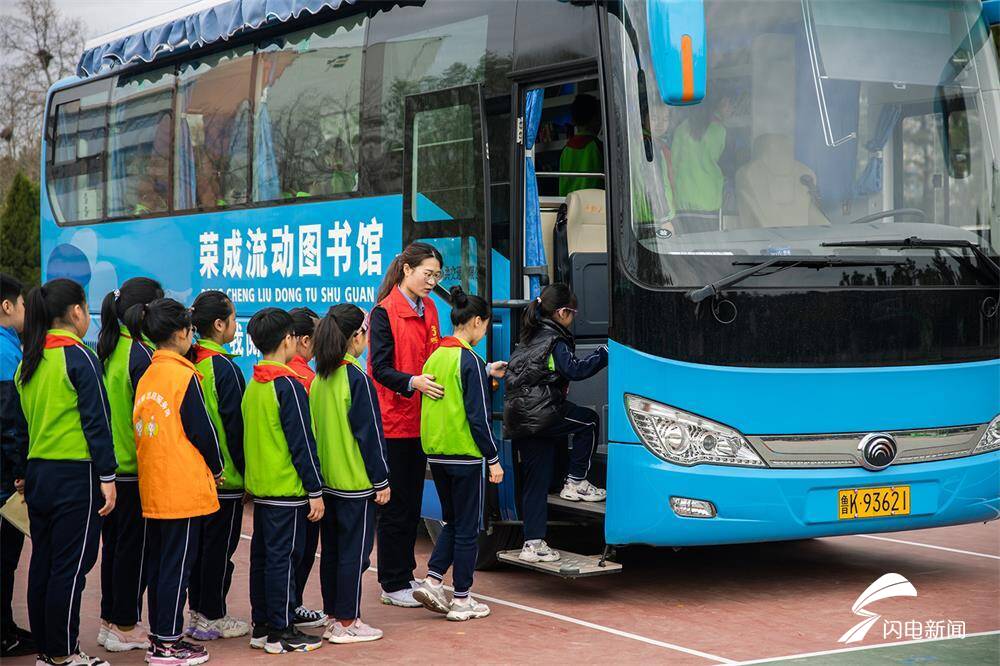 流动图书车分别来到寻山街道第十二中学,蜊江小学等学校,免费为学生们
