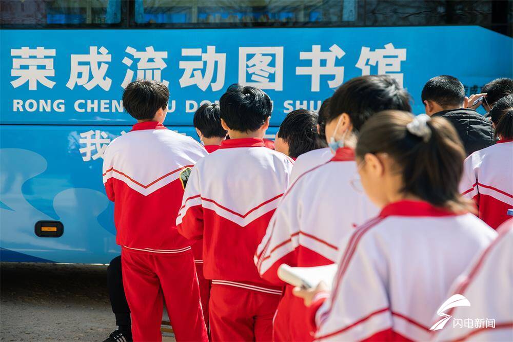 组图流动图书车让书香开进校园