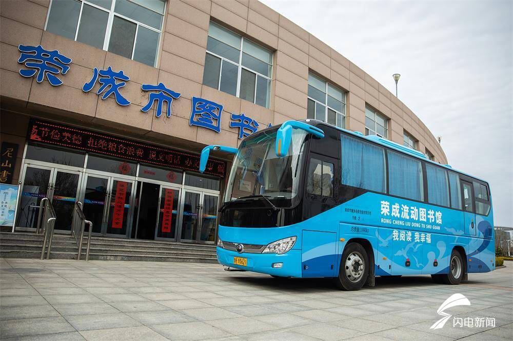 组图流动图书车让书香开进校园