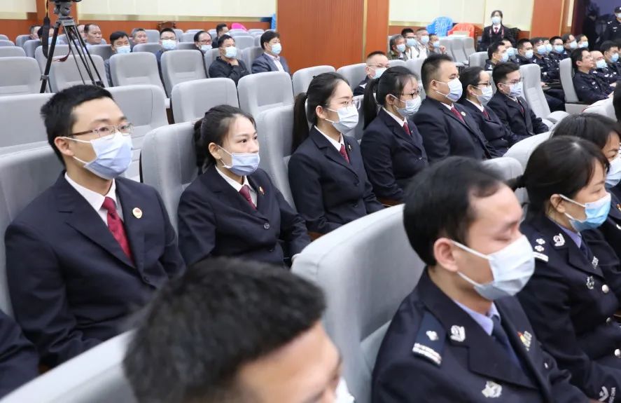 广西一公职人员以办驾证为由骗218人290万,被判13年