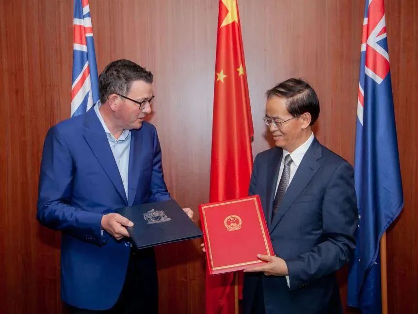 2018年，维州州长安德鲁斯与中国驻澳大使成竞业交换“一带一路”合作谅解备忘录。图源：中国外交部网站