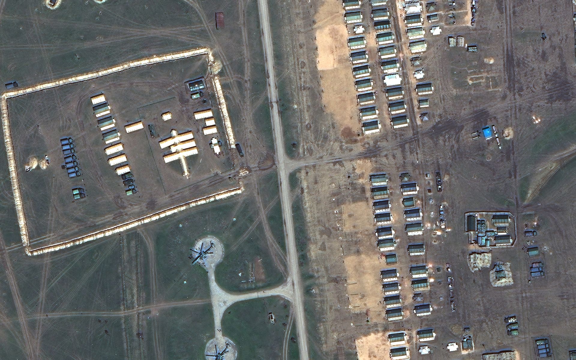 克里米亚Opuk训练区的俄罗斯部队住房，野战医院，攻击直升机和军车。4月15日拍摄的卫星图像。