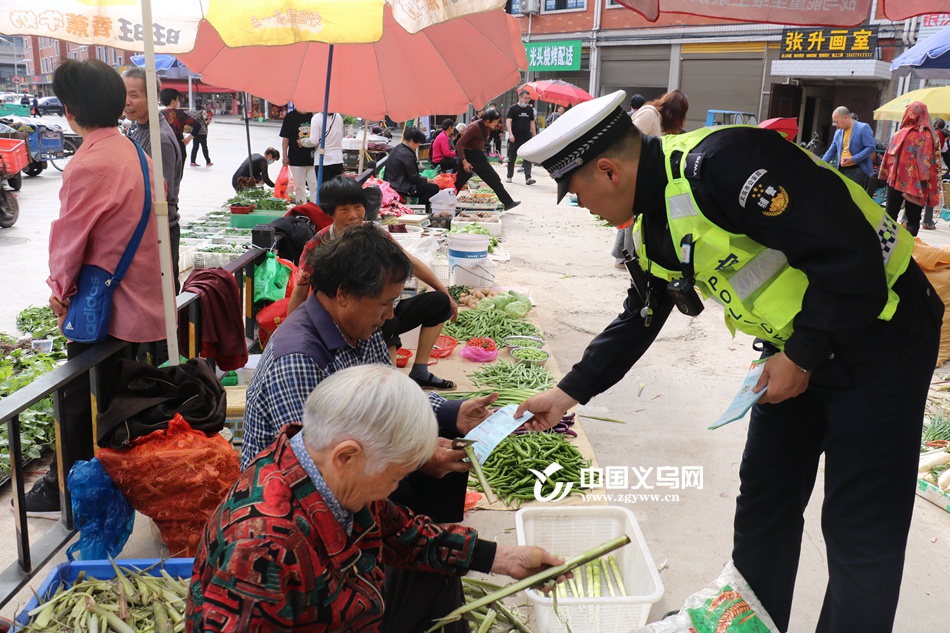 红灯,过路口要先看有没有车……"在自产自销点售卖樱桃的大陈镇立山