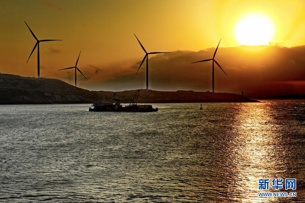 　　这是在福建南日岛海域拍摄的风力发电场（2019年2月22日摄）。新华社记者 张国俊 摄