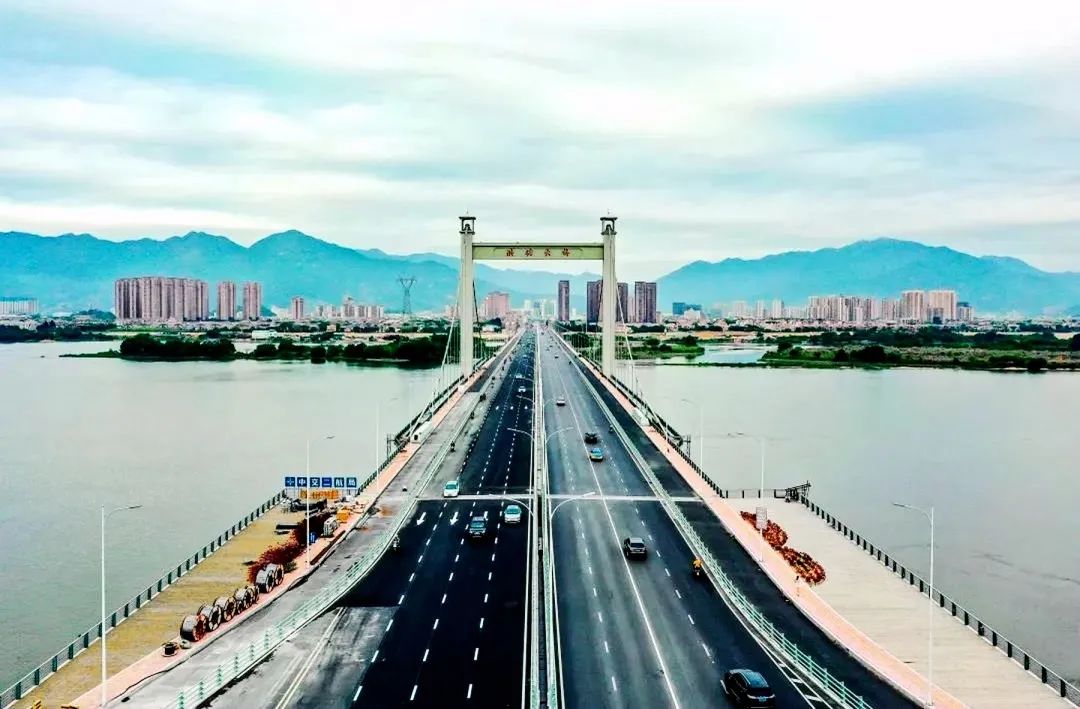 终点位于洪塘大桥西桥头附近,与国宾大道衔接,双向8车道,设计时速60