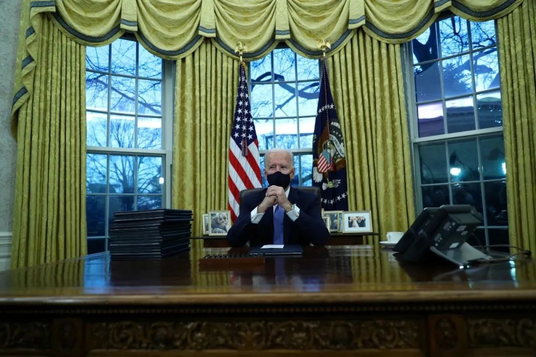 拜登在白宫椭圆形办公室./ic photo