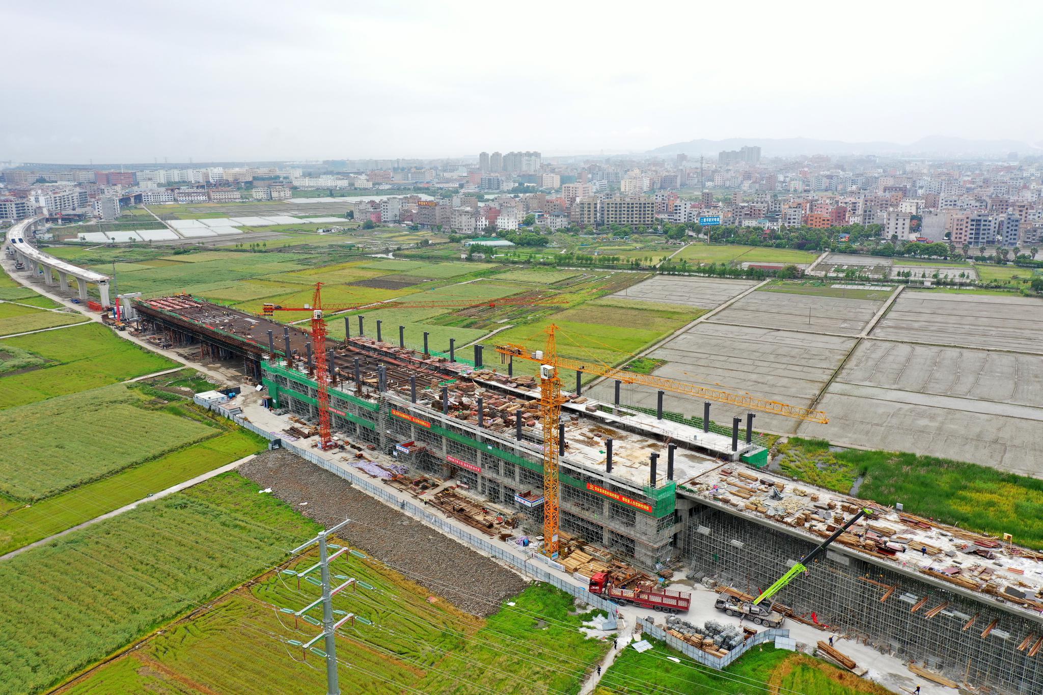4月24日,工人在温州市域铁路s2线翁垟北站现场作业.