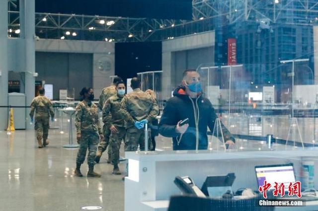 资料图：民众在美国纽约贾维茨新冠疫苗接种中心注册等候注射疫苗。 中新社记者 廖攀 摄