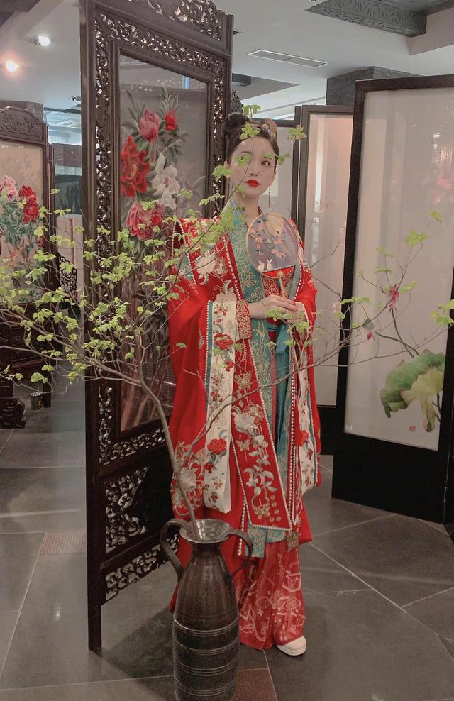 金莎穿汉服走秀,想象自己是皇后娘娘,正红口红明艳动人