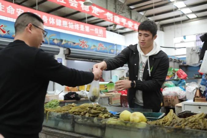 上海23岁男孩成全国柔道冠军，6岁起就帮家里卖咸菜