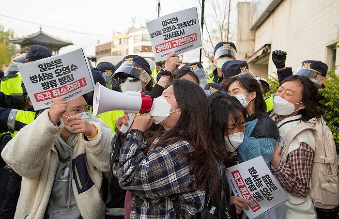 当地时间2021年4月17日，韩国首尔，韩国大学生在日本驻韩大使馆抗议日本福岛核电站核污染水排海。警察在现场维护秩序。（图片来源：视觉中国）