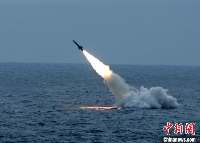 潜艇发射导弹. 洪利峰 摄