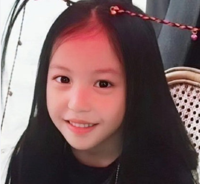 赵薇11岁女儿美照刷屏,网友不服:外表再美也不如家教重要