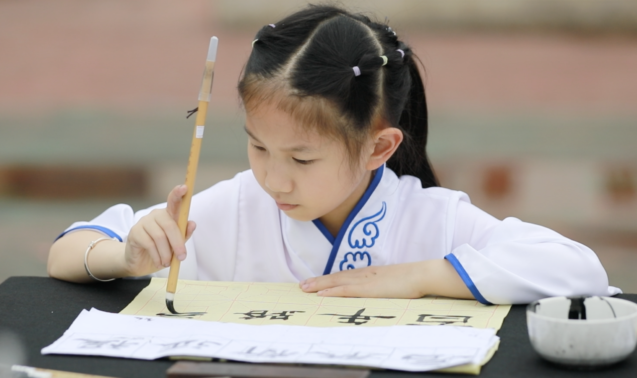 世界读书日130多名小小书法家书写未来