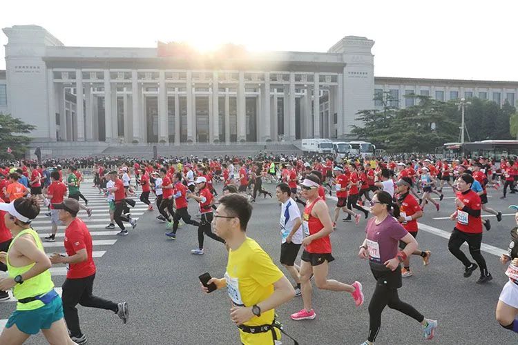 2021年北京半程马拉松,直击选手冲线高燃瞬间