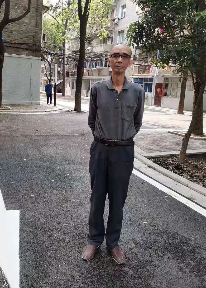 居民楼6层突发大火72岁老人冲上了楼