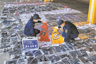 广州海关所属佛山海关驻顺德办事处查获侵权运动服饰517件。大洋网图
