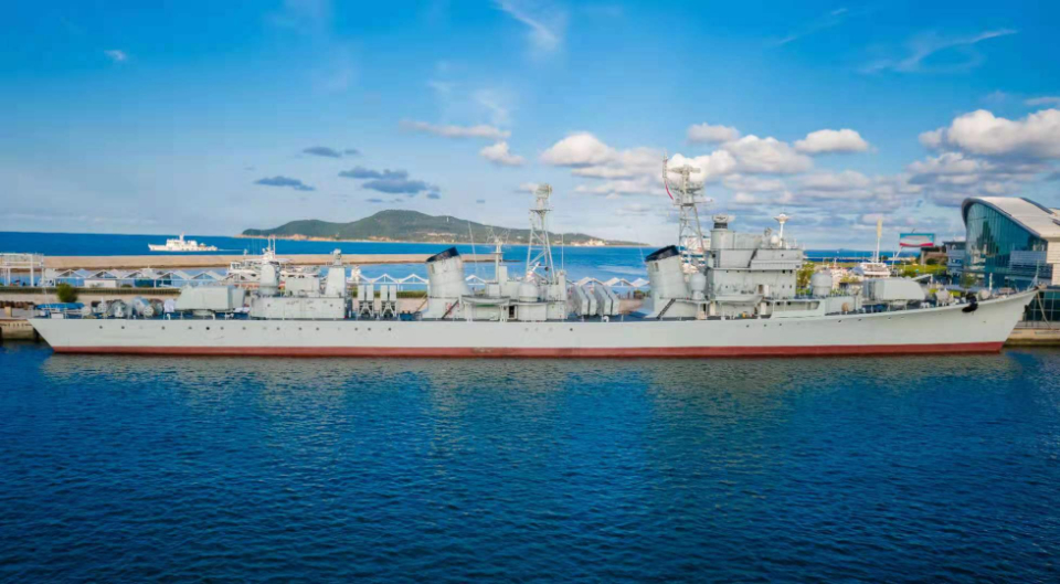 退役110导弹驱逐舰4月23日在威海开放迎客