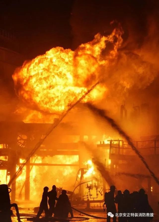 黑烟蔽日，大楼基本烧毁！苹果代工厂商旗下公司发生火灾，8人遇难，含2名消防员！现场画面曝光，网友直呼"太吓人了"休闲区蓝鸢梦想 - Www.slyday.coM