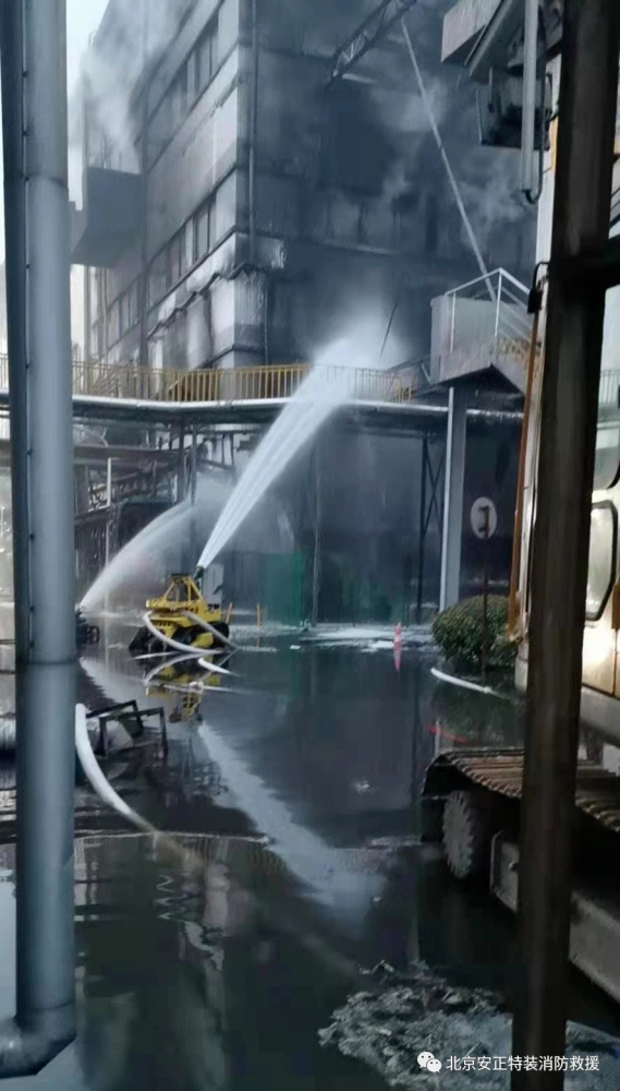 黑烟蔽日，大楼基本烧毁！苹果代工厂商旗下公司发生火灾，8人遇难，含2名消防员！现场画面曝光，网友直呼"太吓人了"休闲区蓝鸢梦想 - Www.slyday.coM