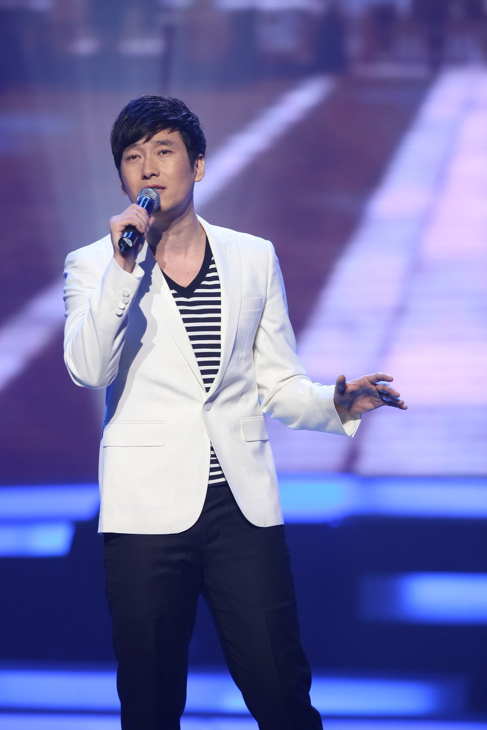 歌手满江蓄须重回大众视野引怀旧网友直呼认不出