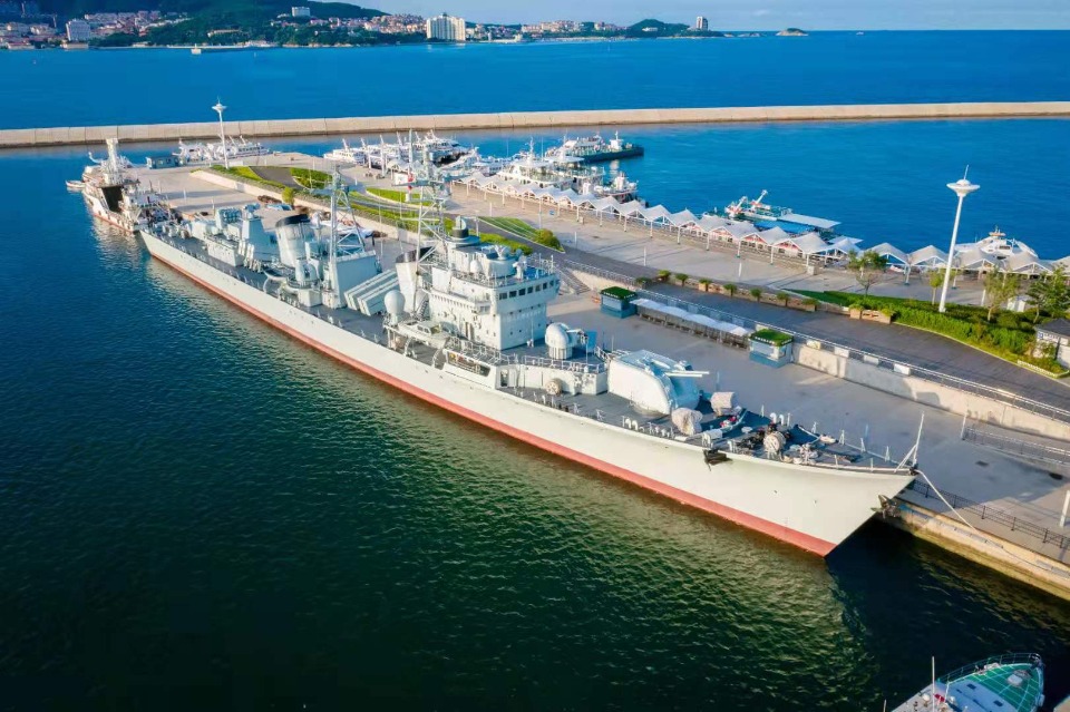退役110导弹驱逐舰4月23日在威海开放迎客